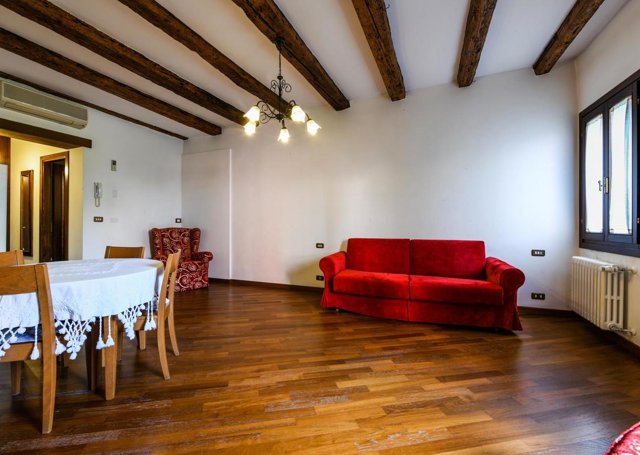 Red Fashion Apartment *