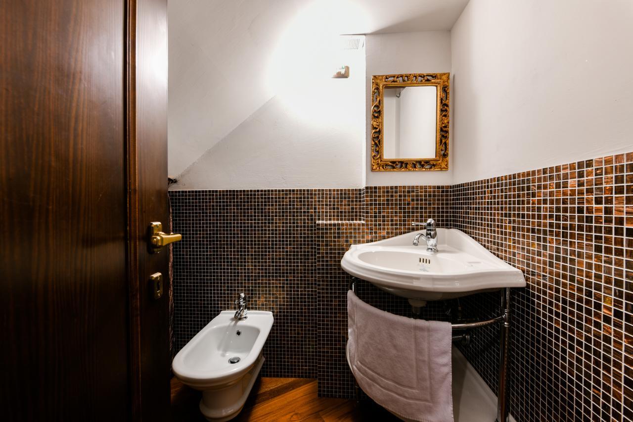 Red Fashion Apartment